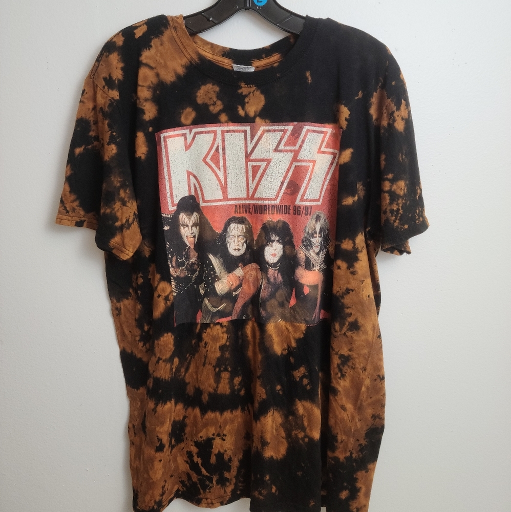 NWOT Kiss Bleached Graphic Band Tee